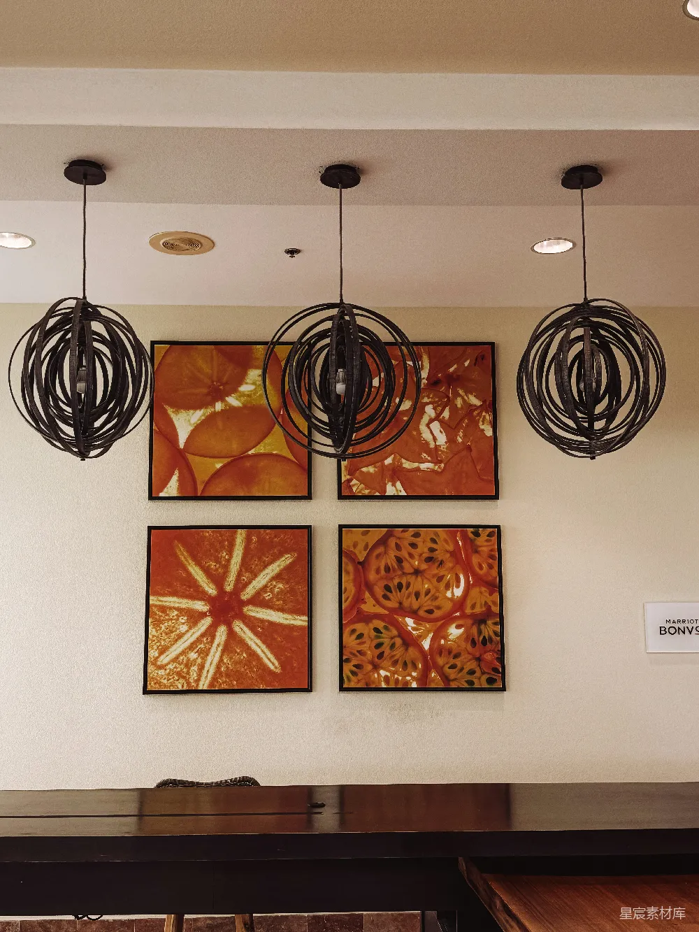 高清摄影  一个房间里挂着很多艺术作品的墙面