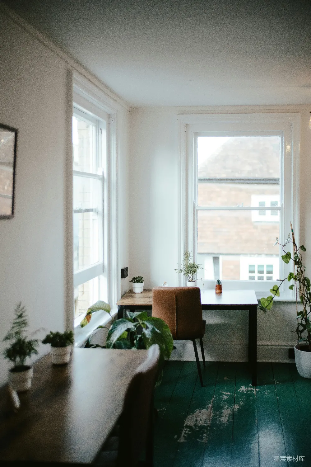 高清摄影  一个摆满家具的客厅，里面有一扇大窗户。