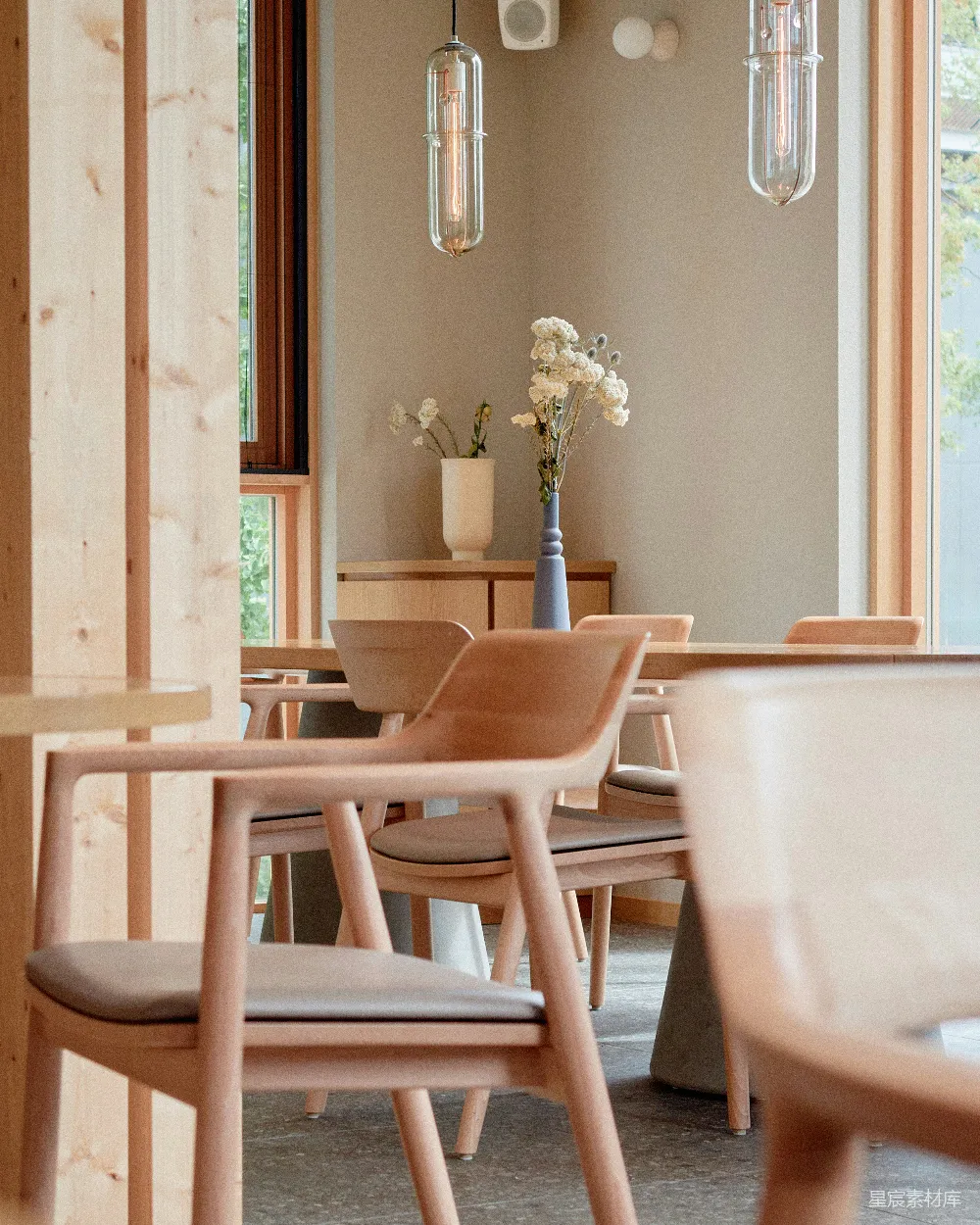 高清摄影  一个餐厅，里面有椅子和桌子。