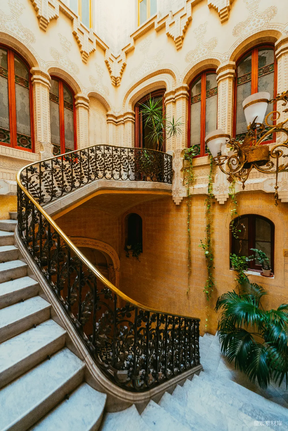 高清摄影 旅行 建筑物内的楼梯，栏杆由锻铁制成