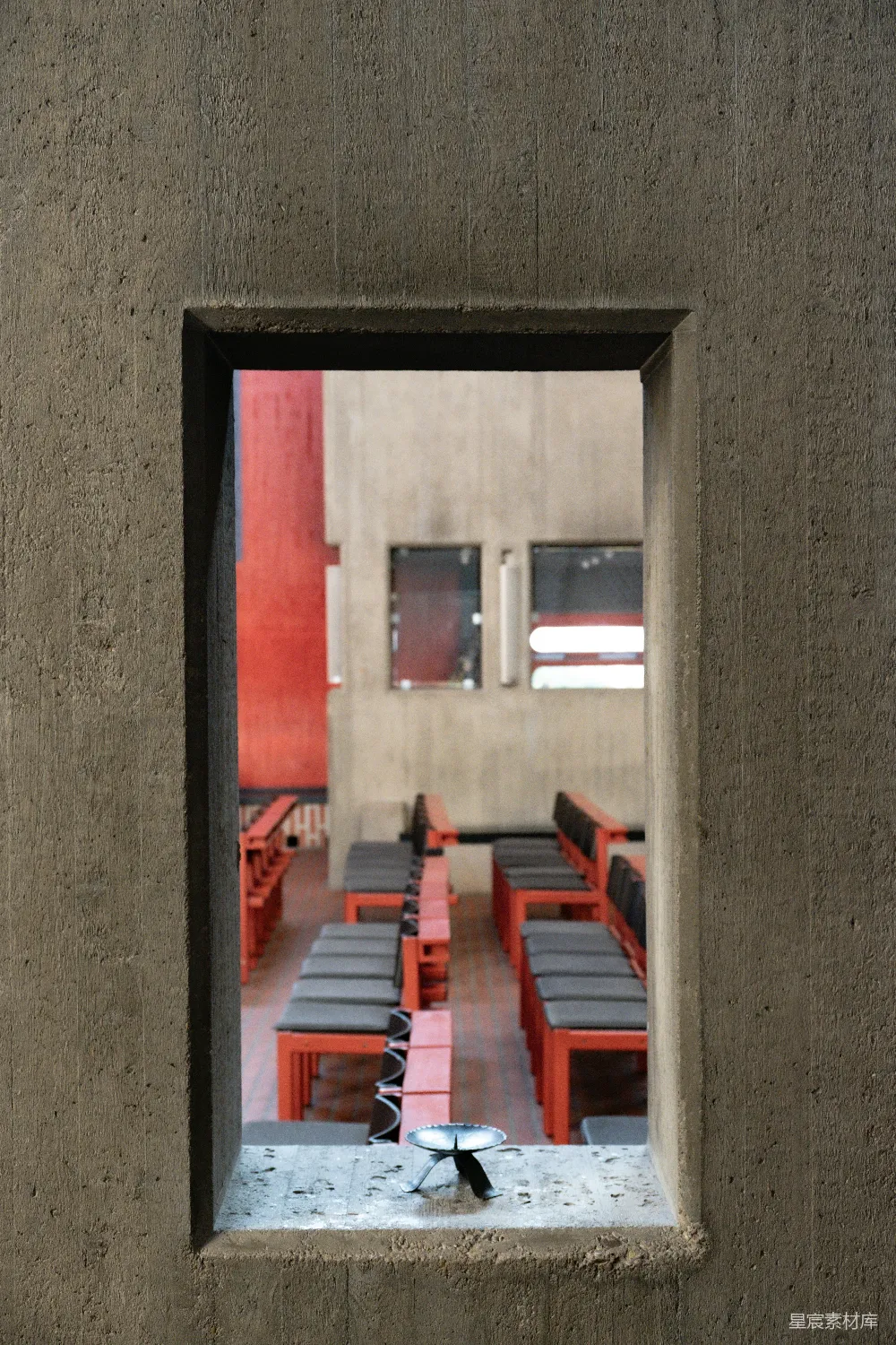 高清摄影  混凝土建筑中的空座位
