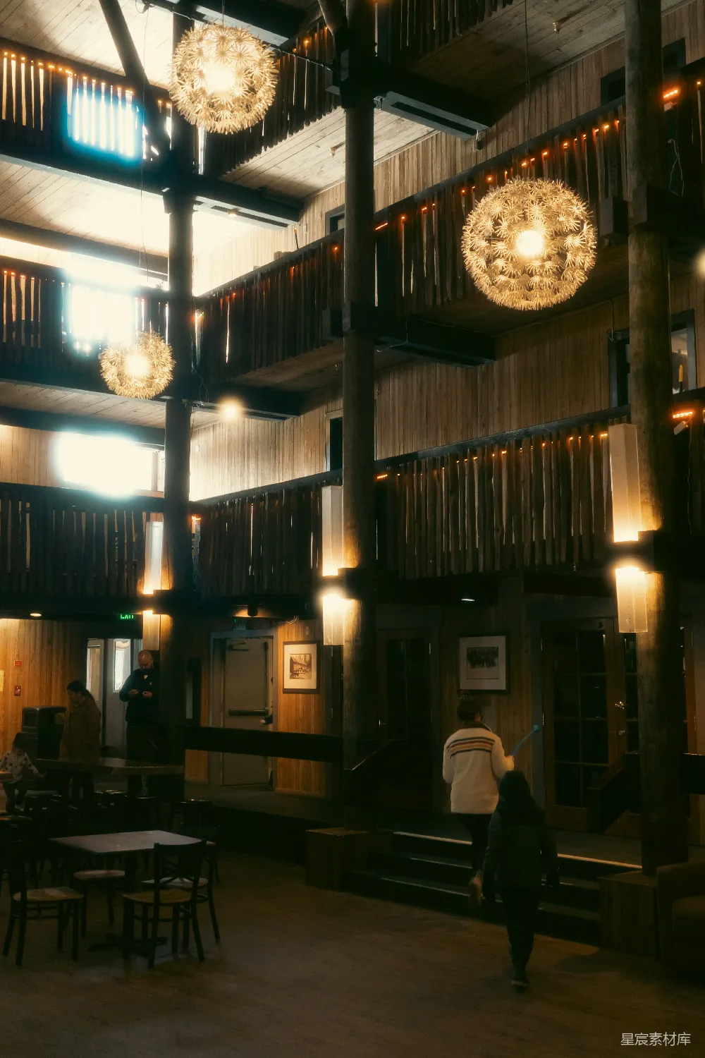 高清摄影  一间带有木梁和灯光的质朴小屋内部