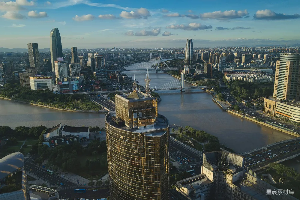 高清摄影  一座城市的空中俯瞰图，城中有河流贯穿其中