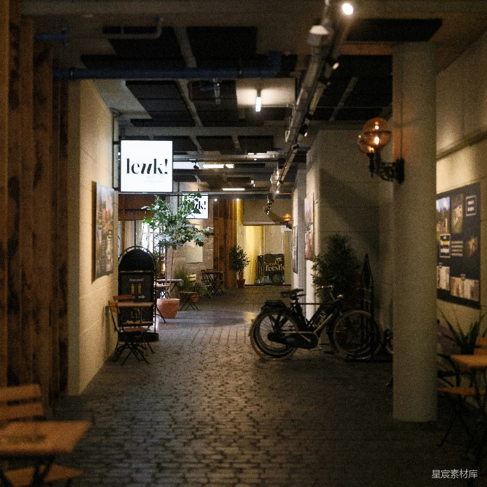 高清摄影  室内走廊，有自行车和植物