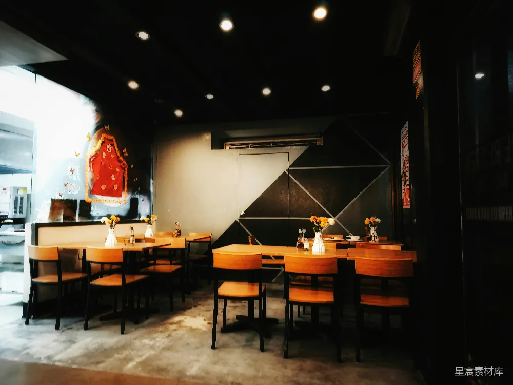 高清摄影  现代餐厅的室内环境，空着的餐桌和椅子