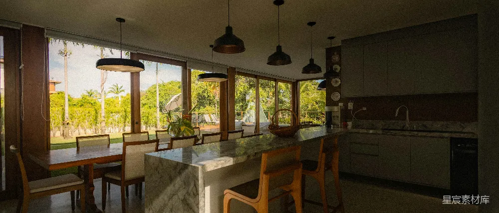 高清摄影  现代化的厨房和餐厅区域，配有大窗户。