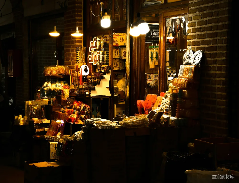 高清摄影  夜晚的商店前部摆满了许多商品。
