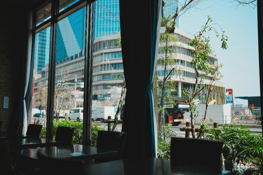 高清摄影  餐厅内部的景象，外面可以看到城市建筑。