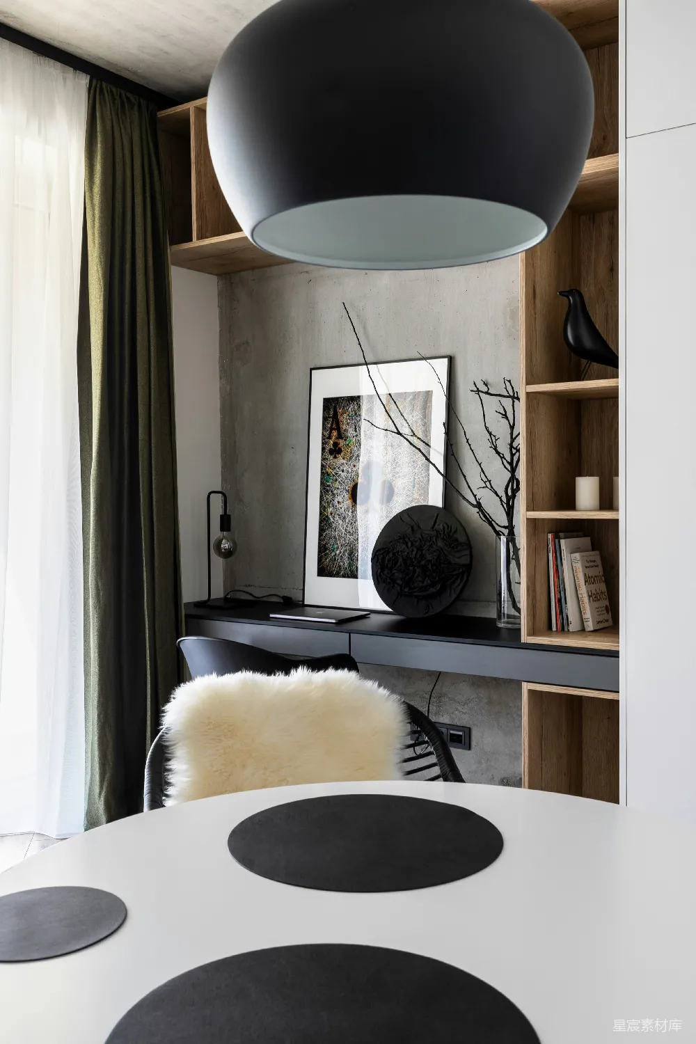 高清摄影  一张白色的桌子上放着黑色的圆圈。
