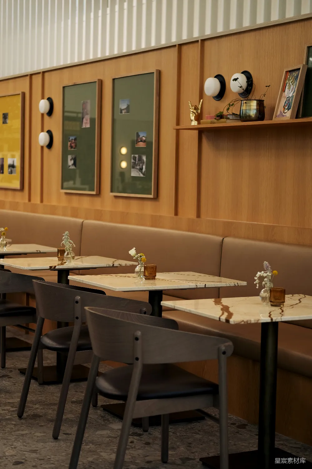 高清摄影  温馨的餐厅内部，搭配着时尚的木质装饰板。