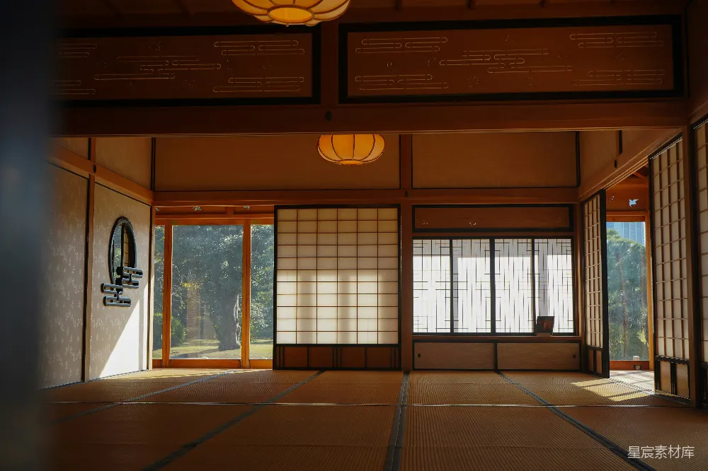高清摄影  传统的日本房间，带有障子屏风和榻榻米地毯。