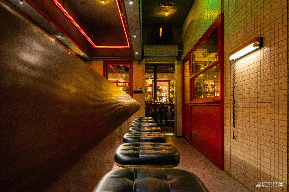 高清摄影  一家餐厅里一排排黑色皮质长椅