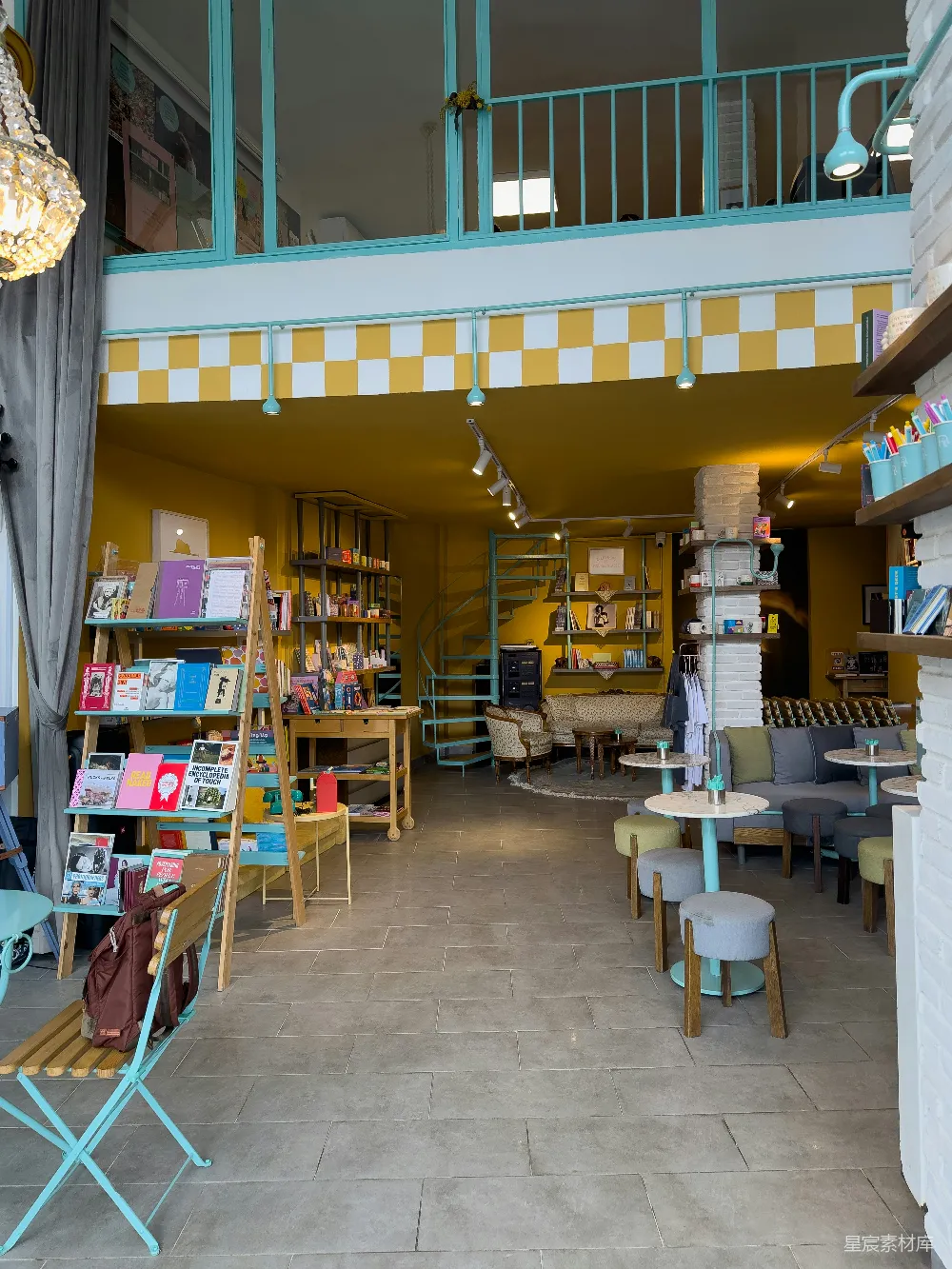 高清摄影  一间明亮多彩的书店的室内场景，里面有座位区。