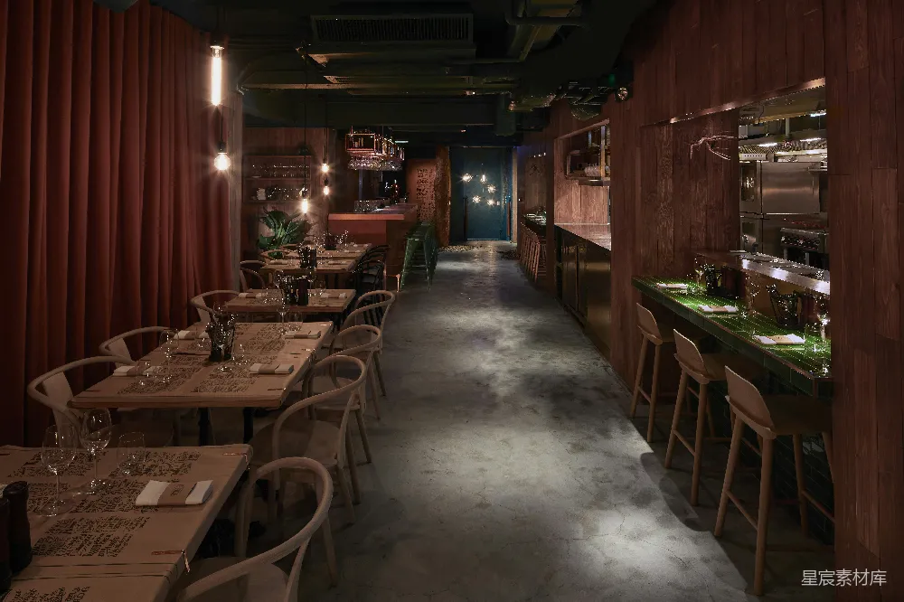高清摄影  现代餐厅内部，带有餐桌和吧台。