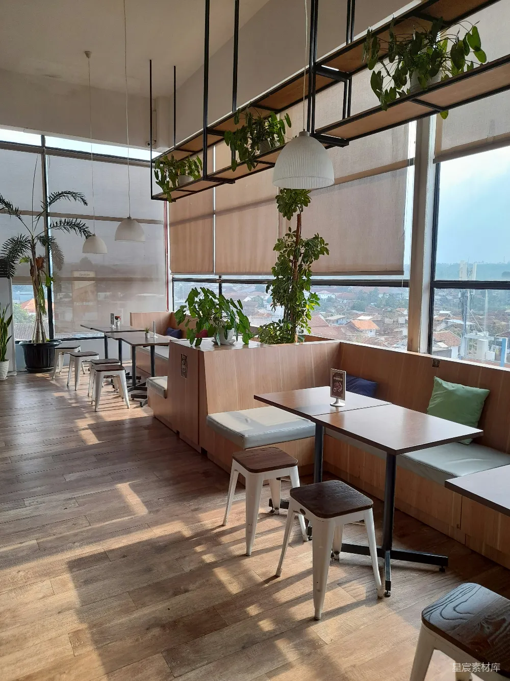 高清摄影 自然 一家可以看到城市景色的餐厅