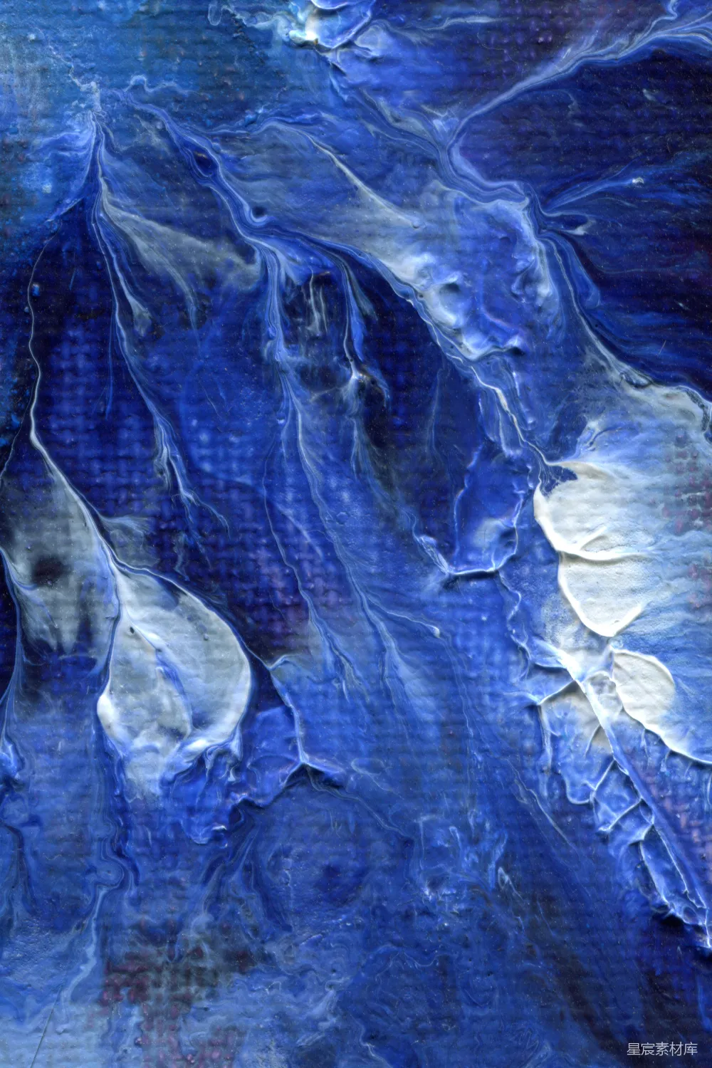 高清摄影  一幅蓝色山峰的画，上面飘着白云