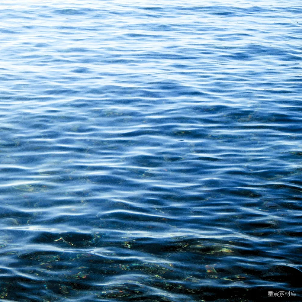 高清摄影  一艘船漂浮在水面上