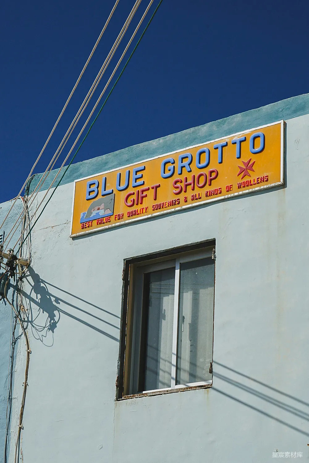 高清摄影  一栋建筑物上的标志牌写着“蓝色洞穴商店”。