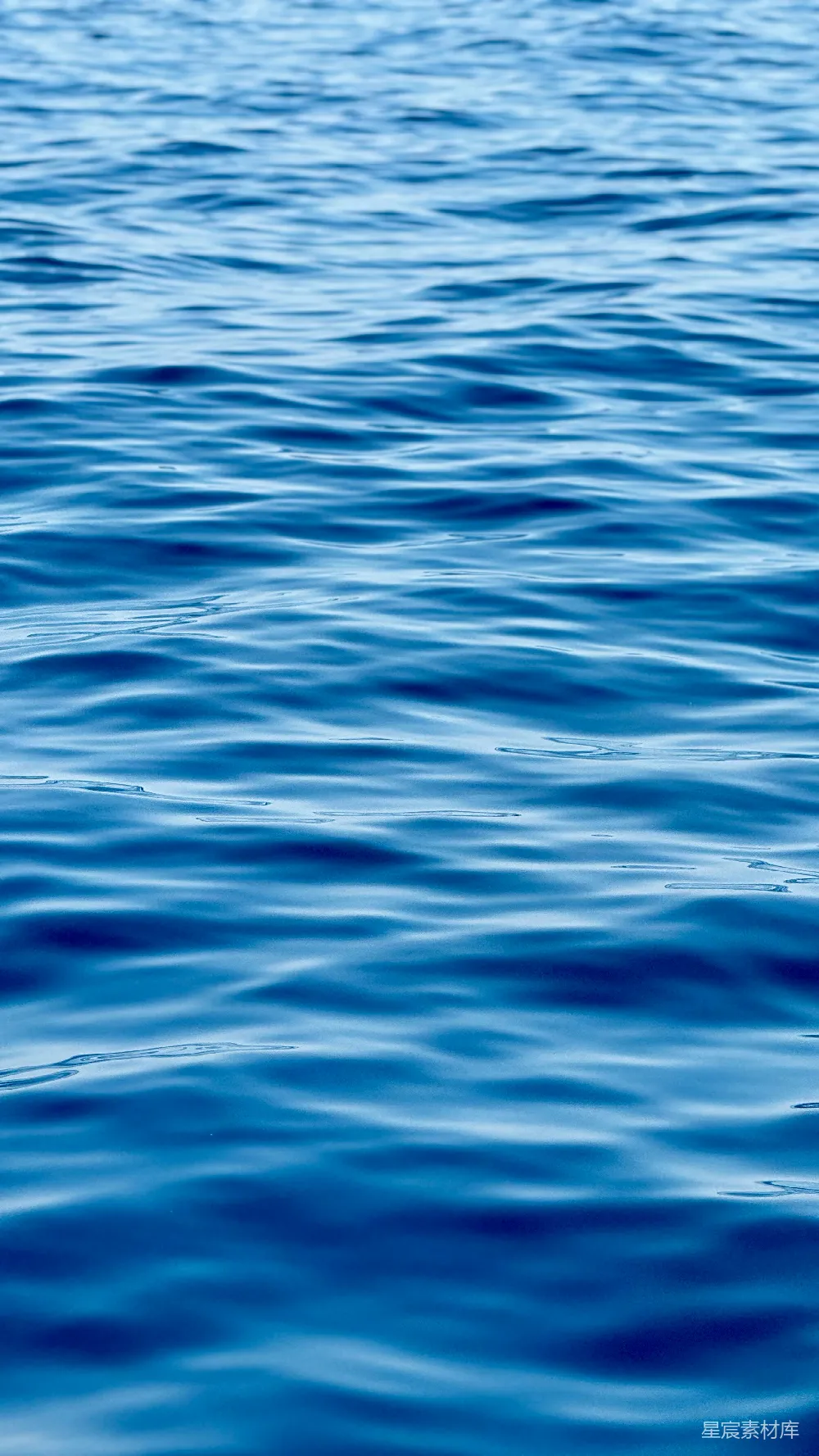 高清摄影  温柔的蓝色海浪在海面上荡漾。