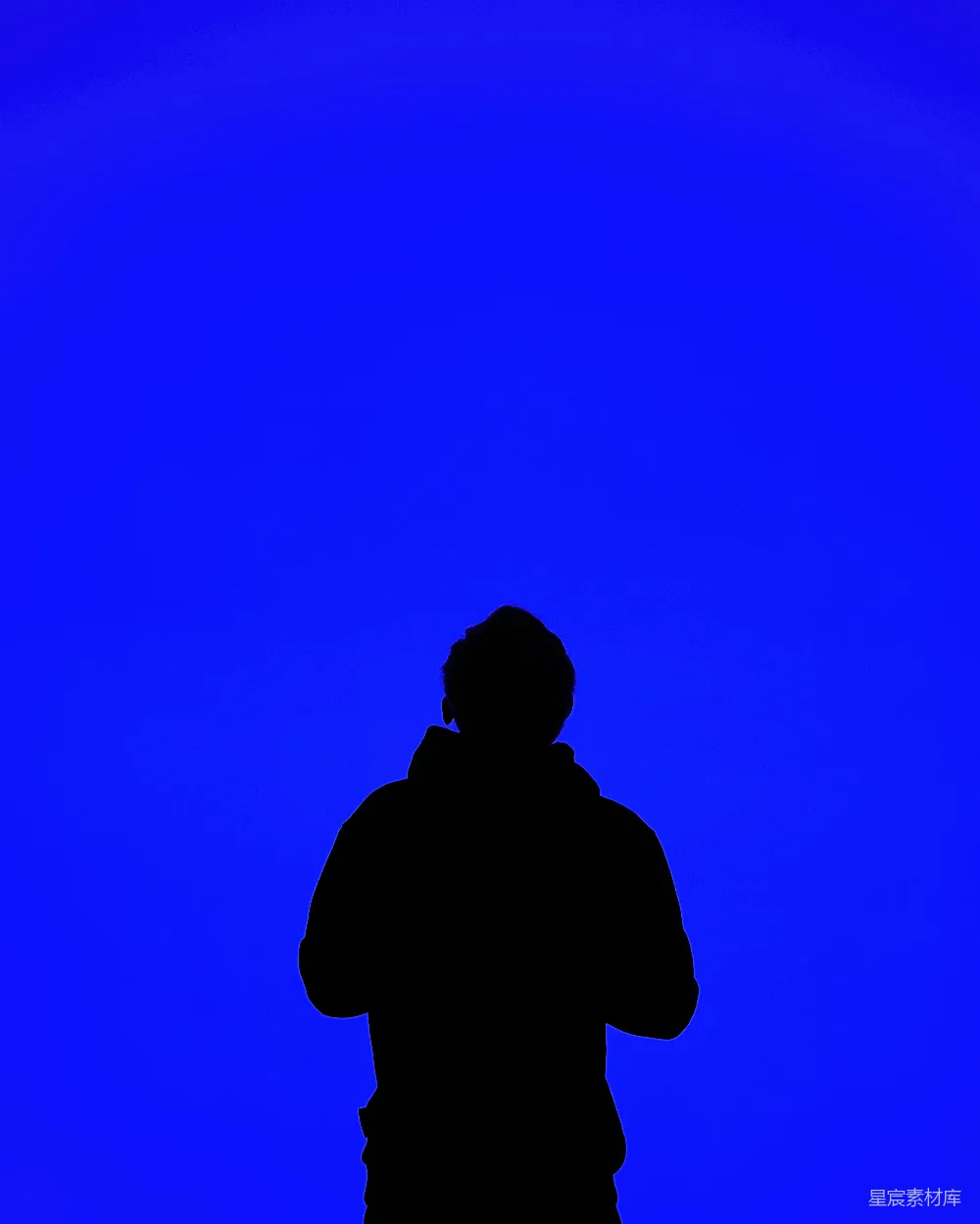高清摄影 实验性 一个站在蓝天前的人的剪影