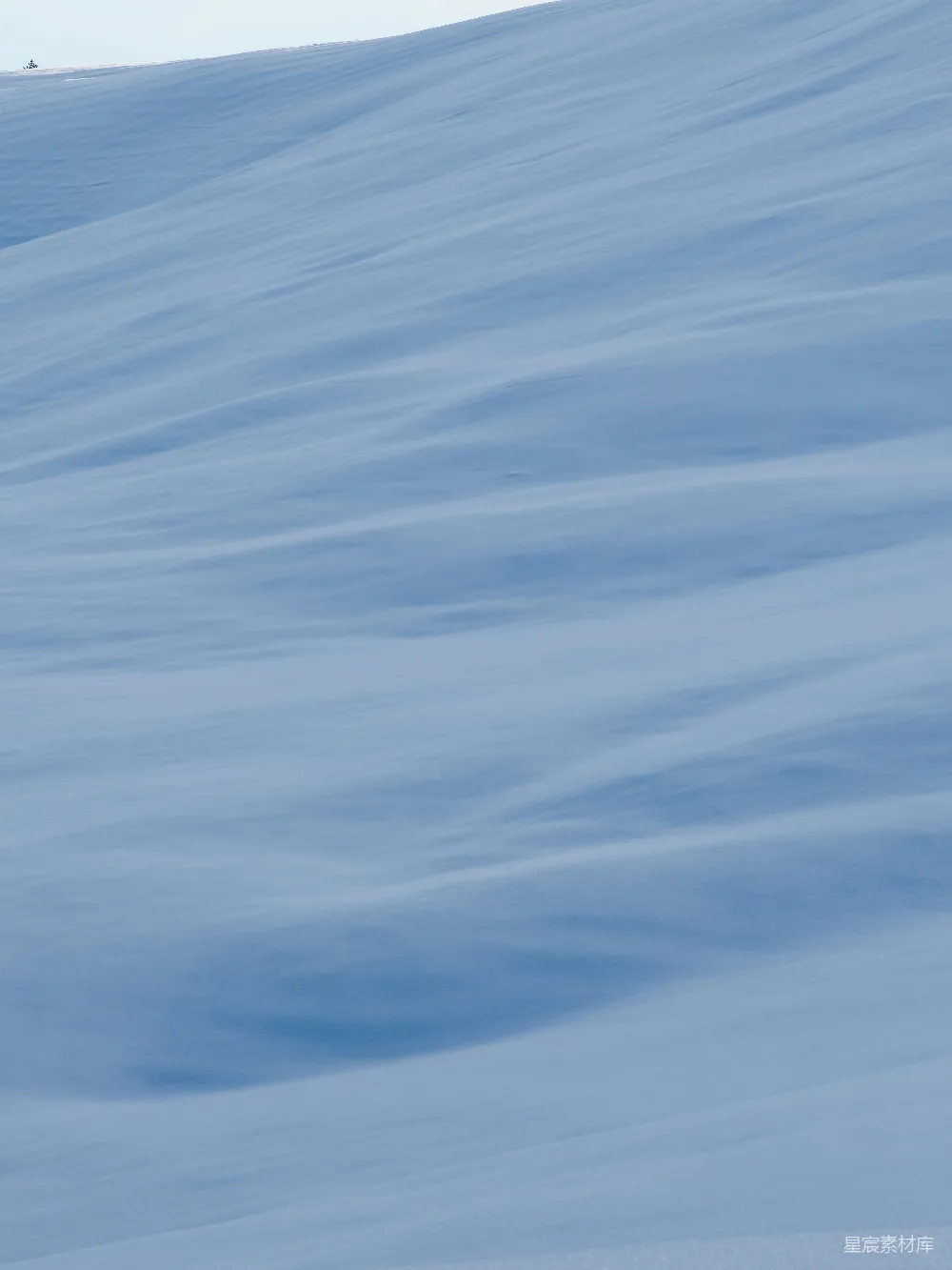 高清摄影  一个男人在雪地斜坡上滑雪。