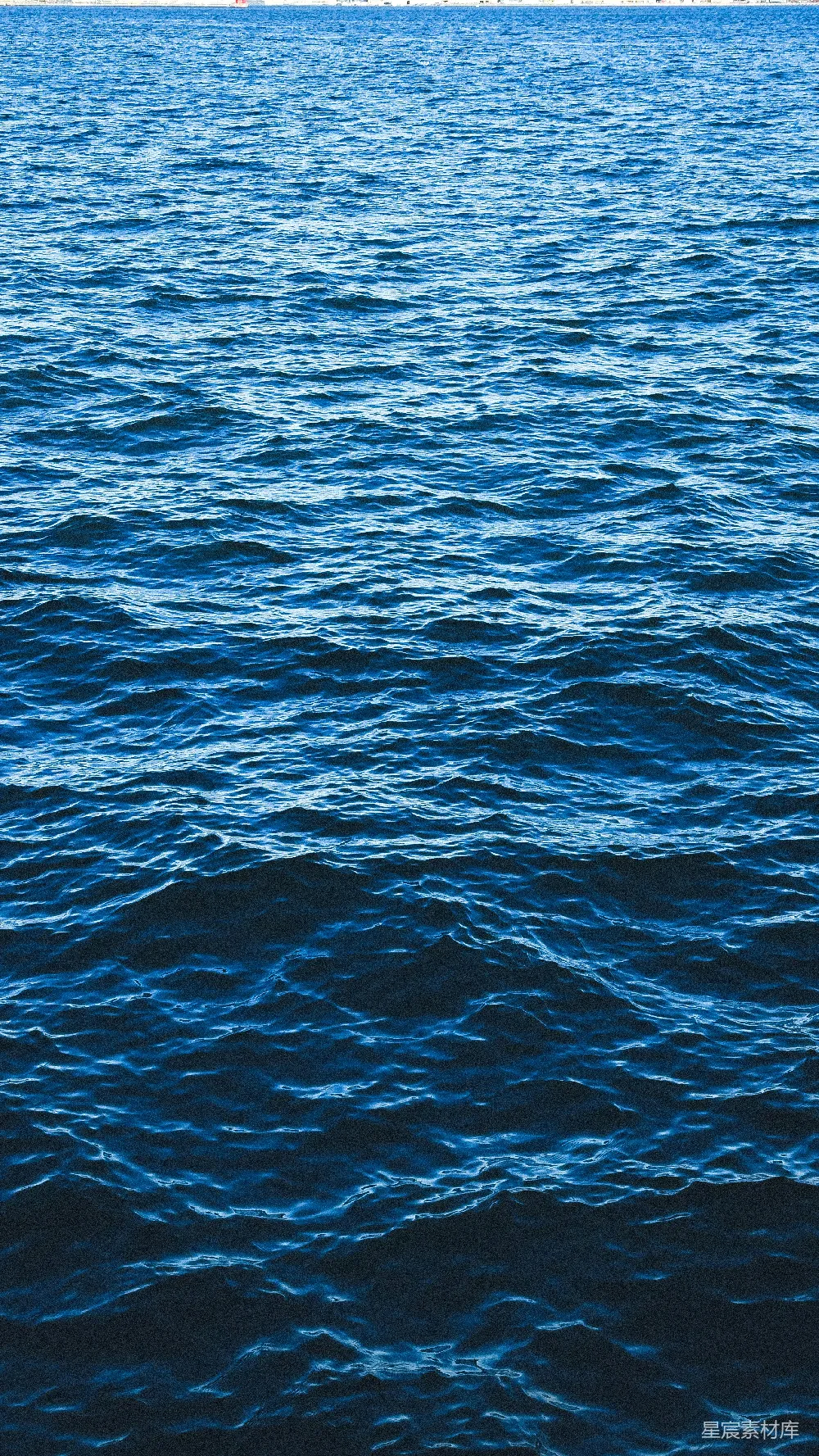 高清摄影  深蓝色的海水，波浪轻轻拍打着。