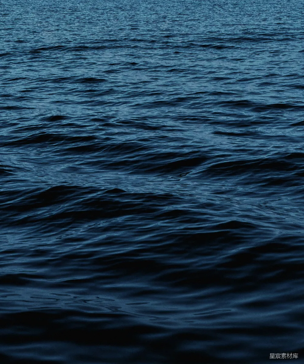高清摄影 自然 波浪在深蓝色的海面上荡漾。