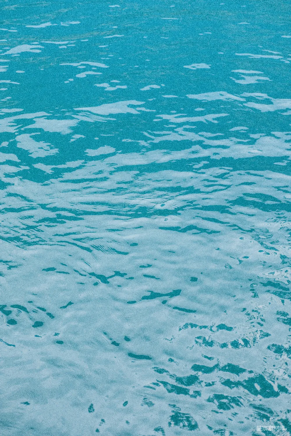 高清摄影  碧蓝的海水，轻轻的波浪和泡沫。