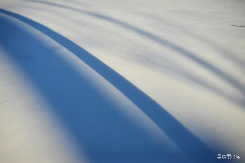 高清摄影  影子投射在洁白的雪地上。