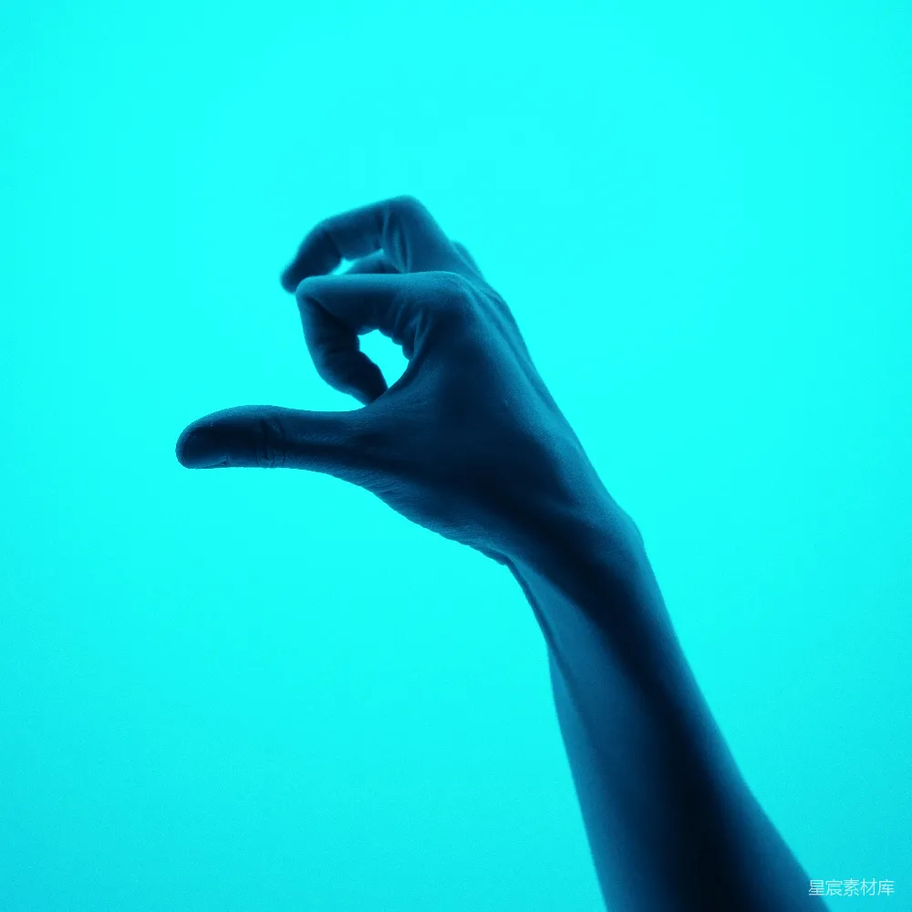 高清摄影 实验性 一只手举着什么东西在空中。