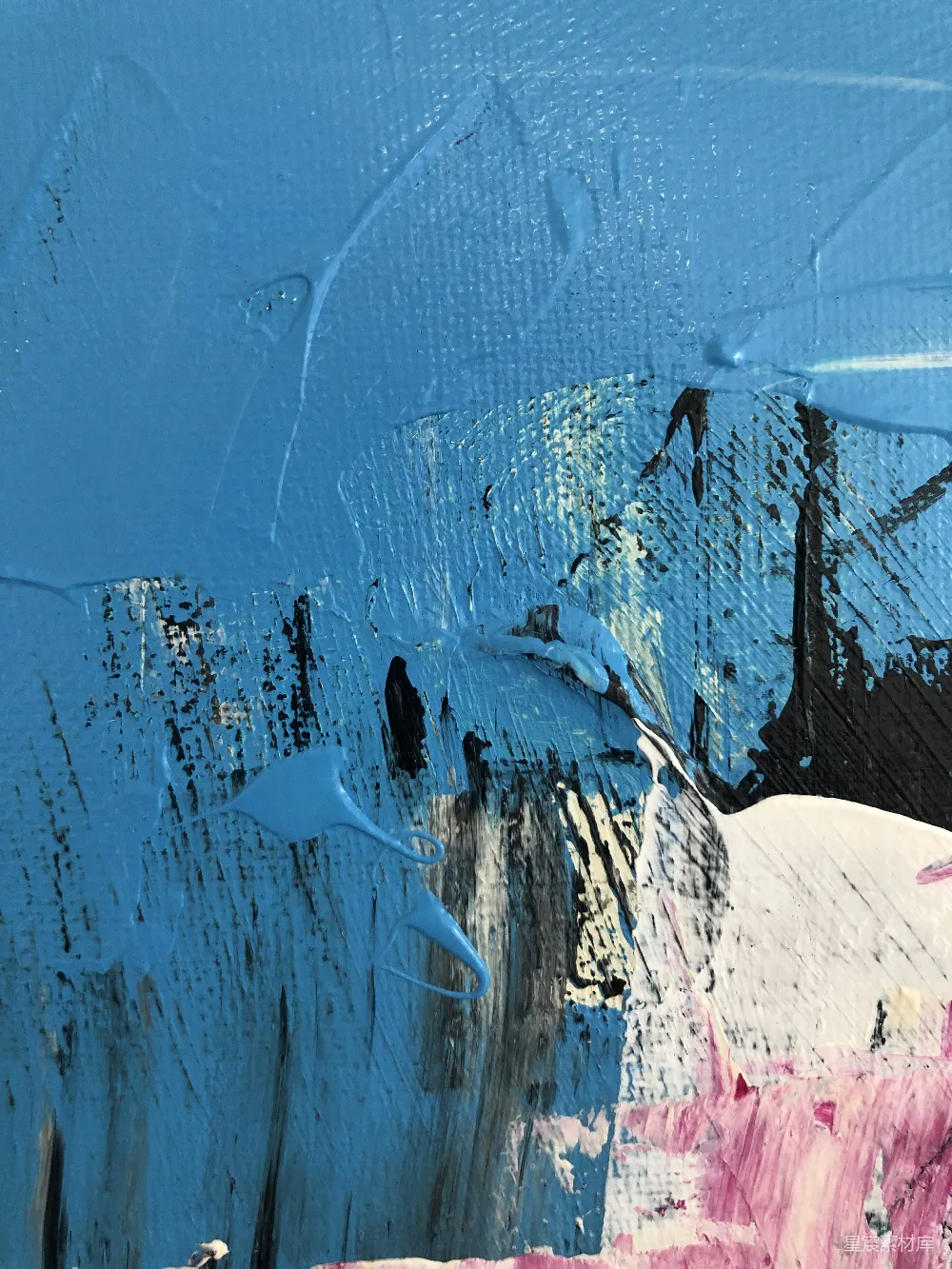 高清摄影  一幅蓝粉相间的画作挂在墙上。