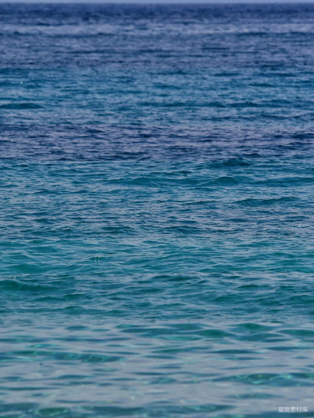 高清摄影 壁纸 自然 蓝色的大海波浪轻轻拍打着海面。