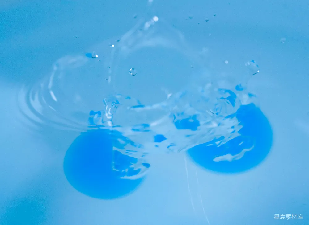 高清摄影  漂浮在水上的蓝色气球