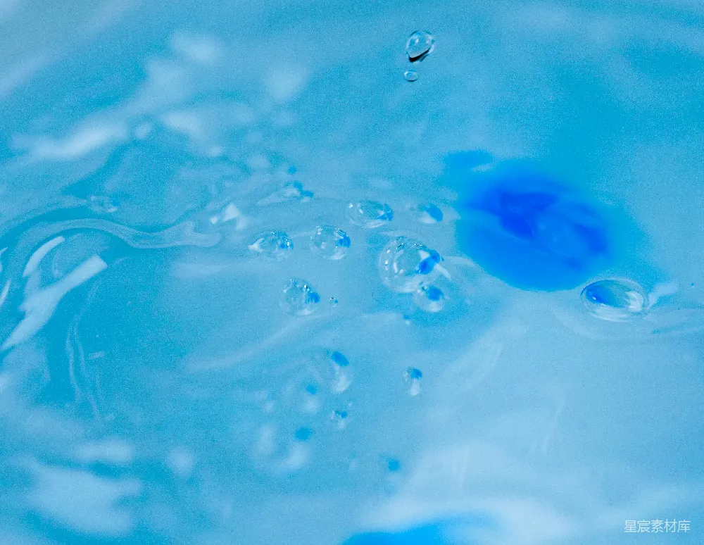 高清摄影  水滴上的蓝色水珠