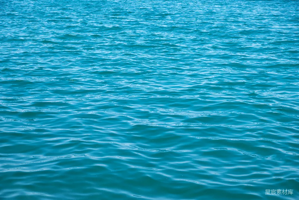 高清摄影  一艘船漂浮在大水面上。