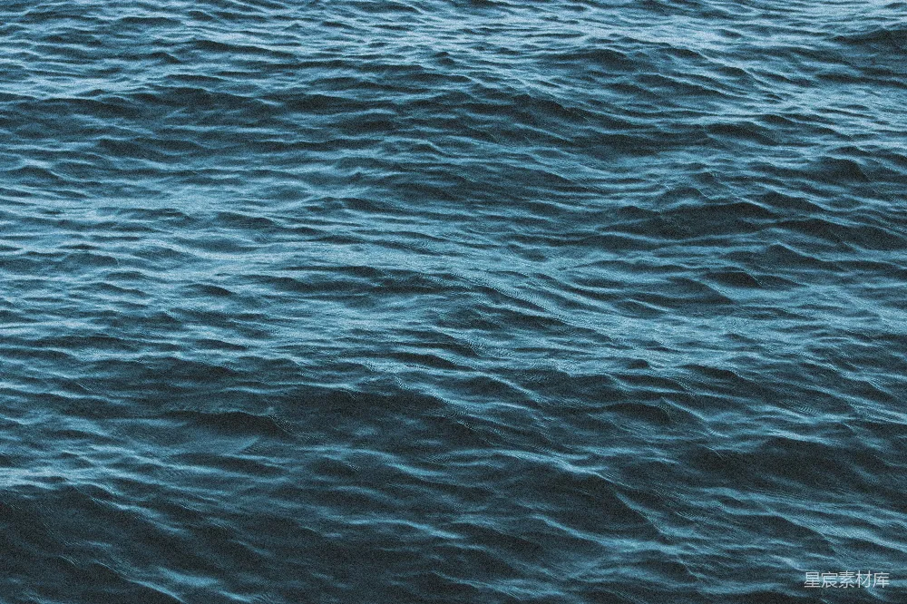 高清摄影  一艘船漂浮在一大片水域上