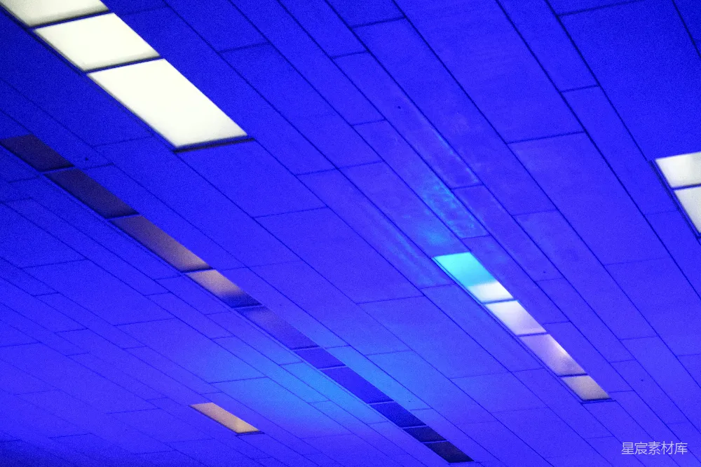 高清摄影  蓝色天花板上有照明的面板