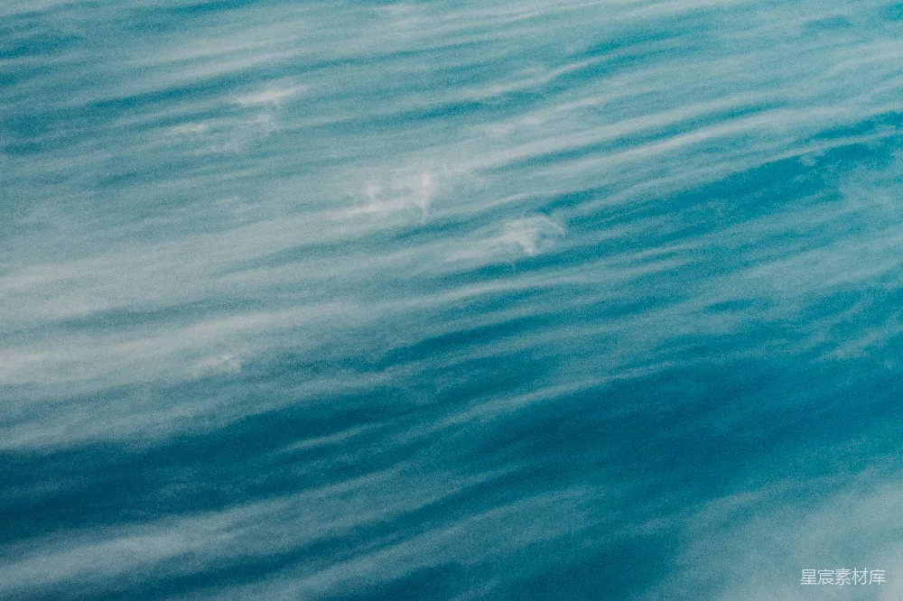 高清摄影  一个男人在波浪上骑着冲浪板。
