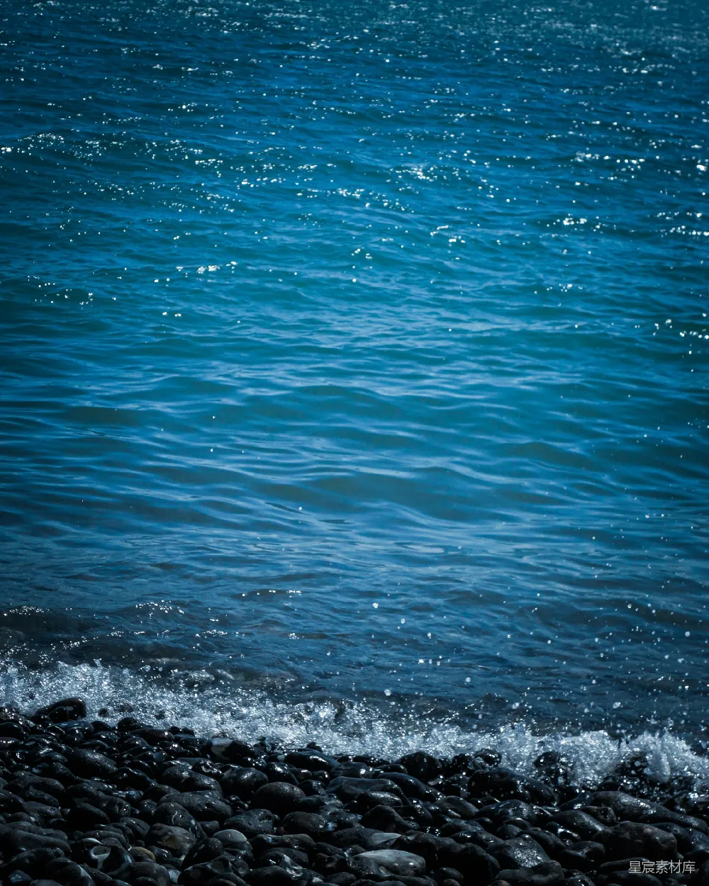 高清摄影  海浪轻轻拍打着岩石海岸。