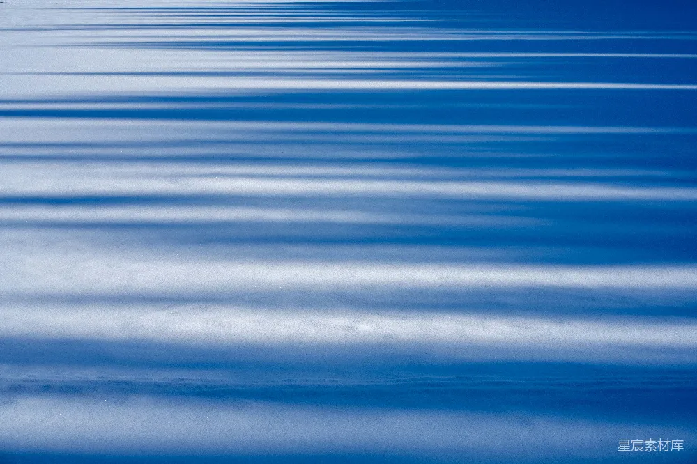 高清摄影  一片宽阔的水域，背景是天空。
