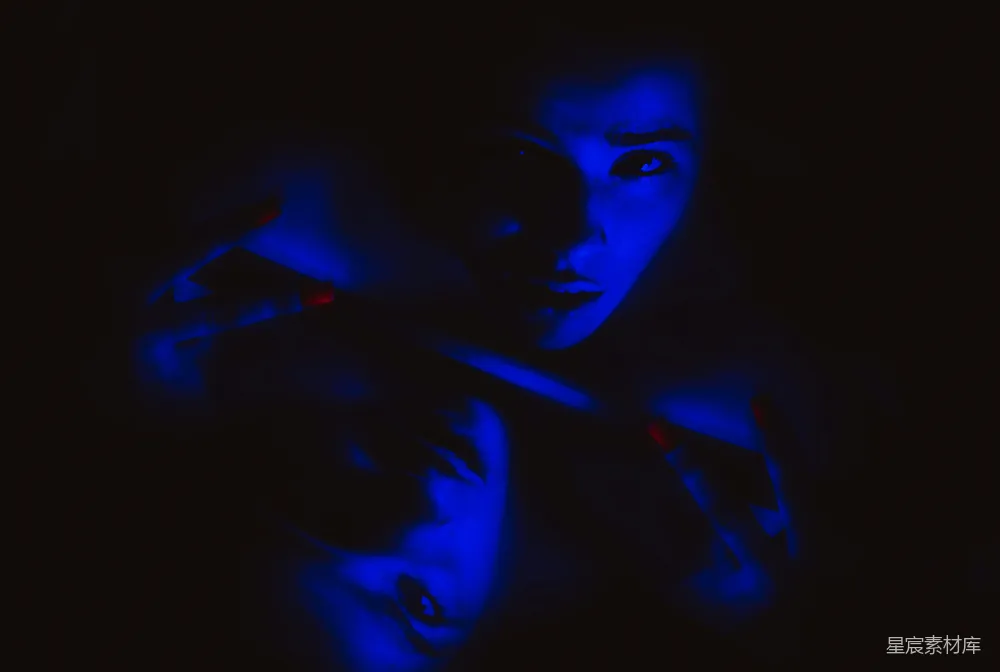 高清摄影  一个男人在黑暗中拿着刀