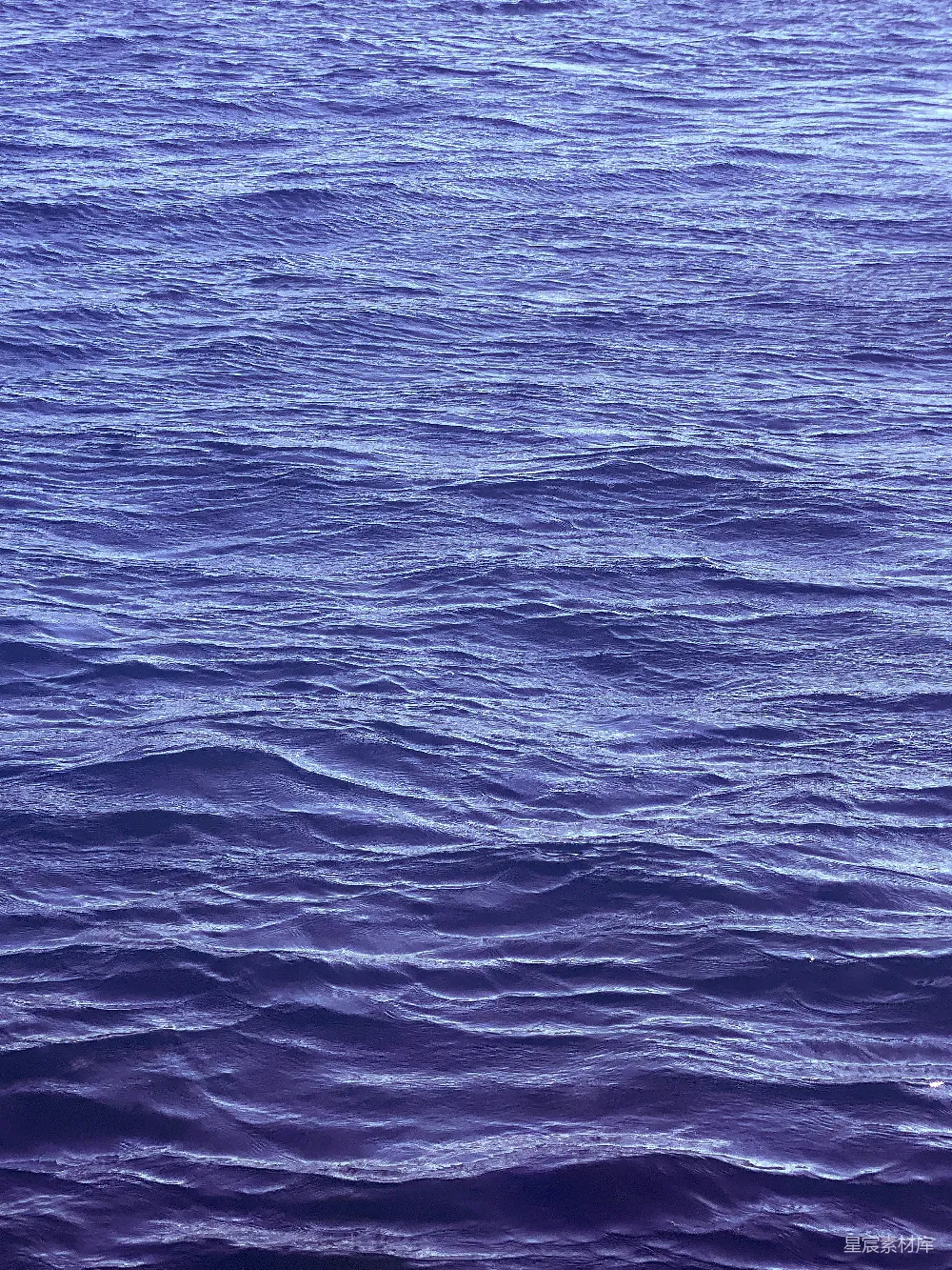 高清摄影 旅行 壁纸 自然 实验性 蓝色的大海波浪轻轻地在表面荡漾。
