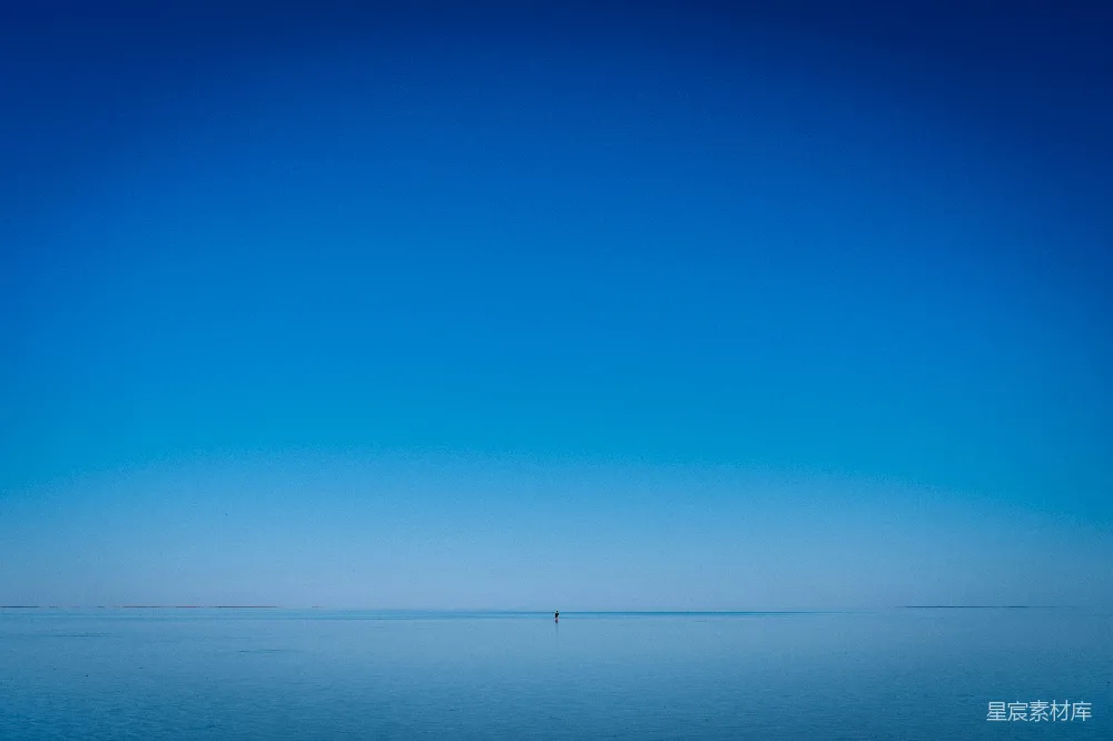 高清摄影  蔚蓝的天空与平静的海洋地平线相接。