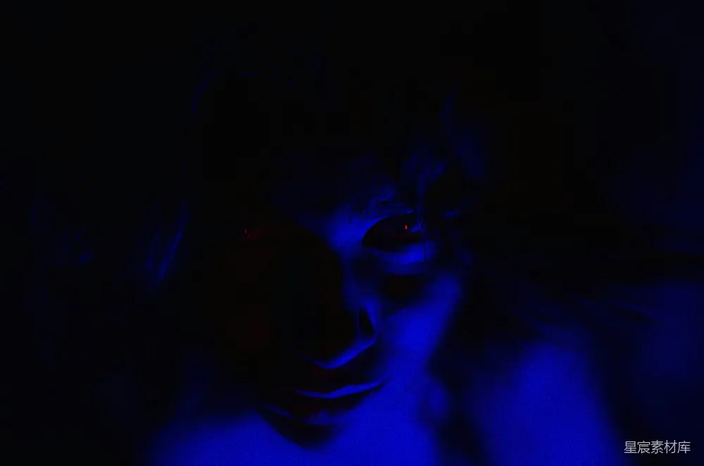 高清摄影  一个红着眼睛的女人在黑暗的房间里。