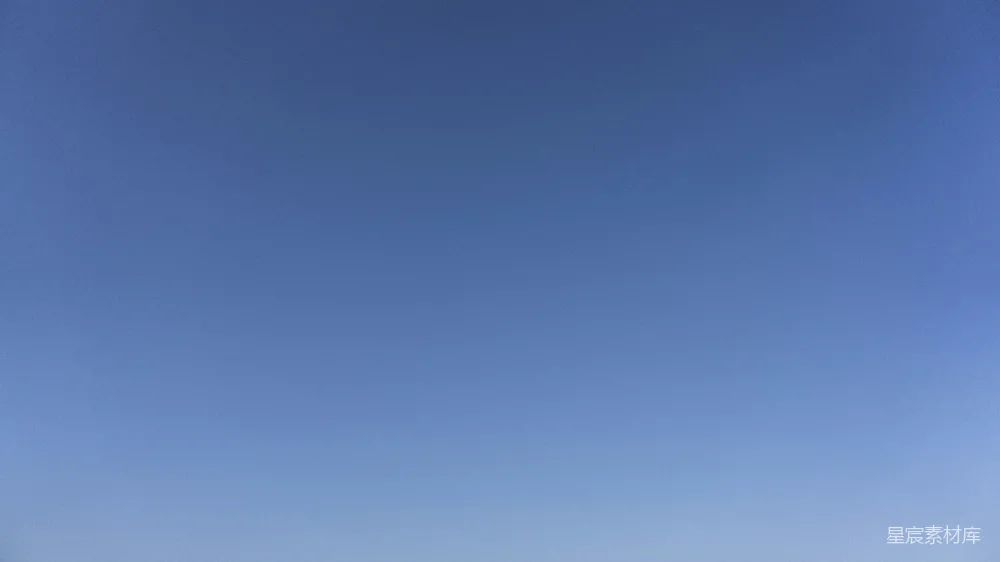 高清摄影  一群人站在沙质海滩上。
