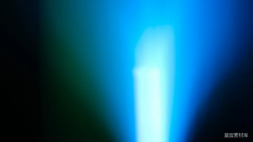 高清摄影  蓝白相间的光在黑暗背景中交织。