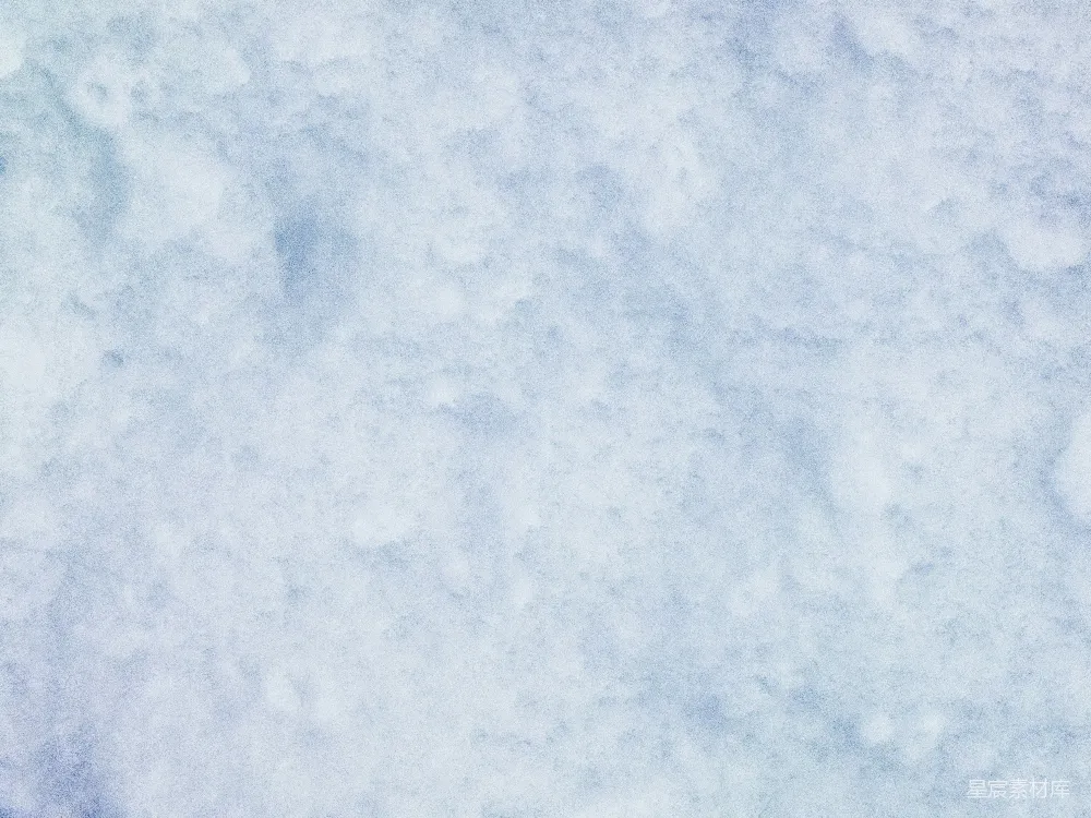 高清摄影  一个滑雪板手在被雪覆盖的山坡上滑雪