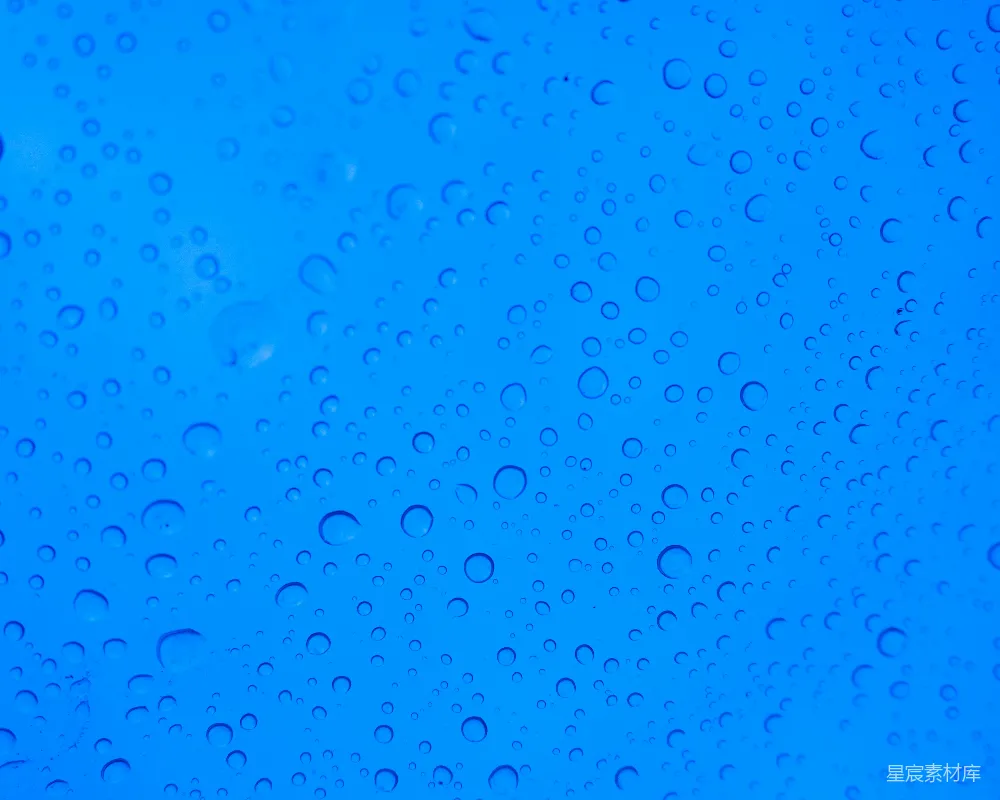 高清摄影  雨滴落在窗户上，背景是蓝天。