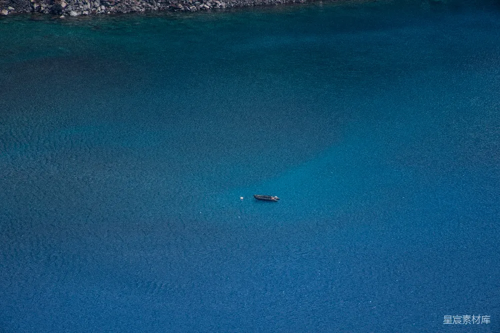 高清摄影  一艘小船漂浮在一片大水域中