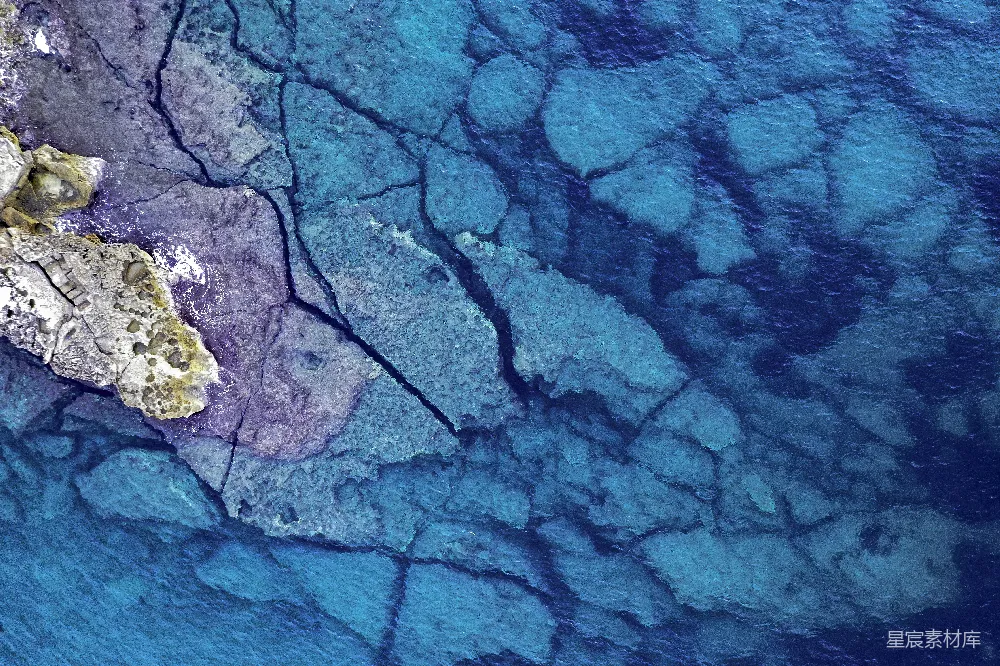 高清摄影  蓝天碧海，岩石海岸的俯瞰图